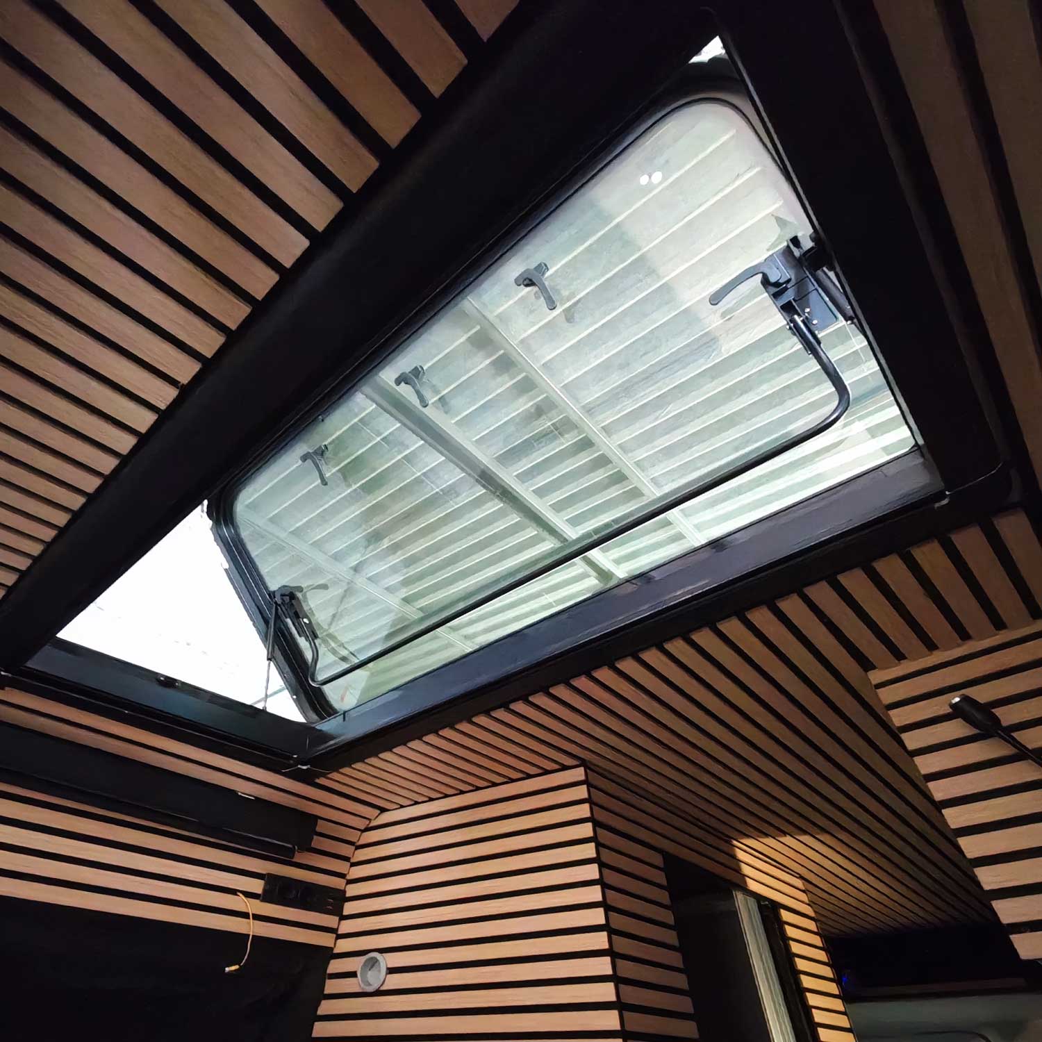 SWISS OUTDOOR S.O. Dachfenster XXL Echtglas 1200x600 Rund Innenrahmen weiß