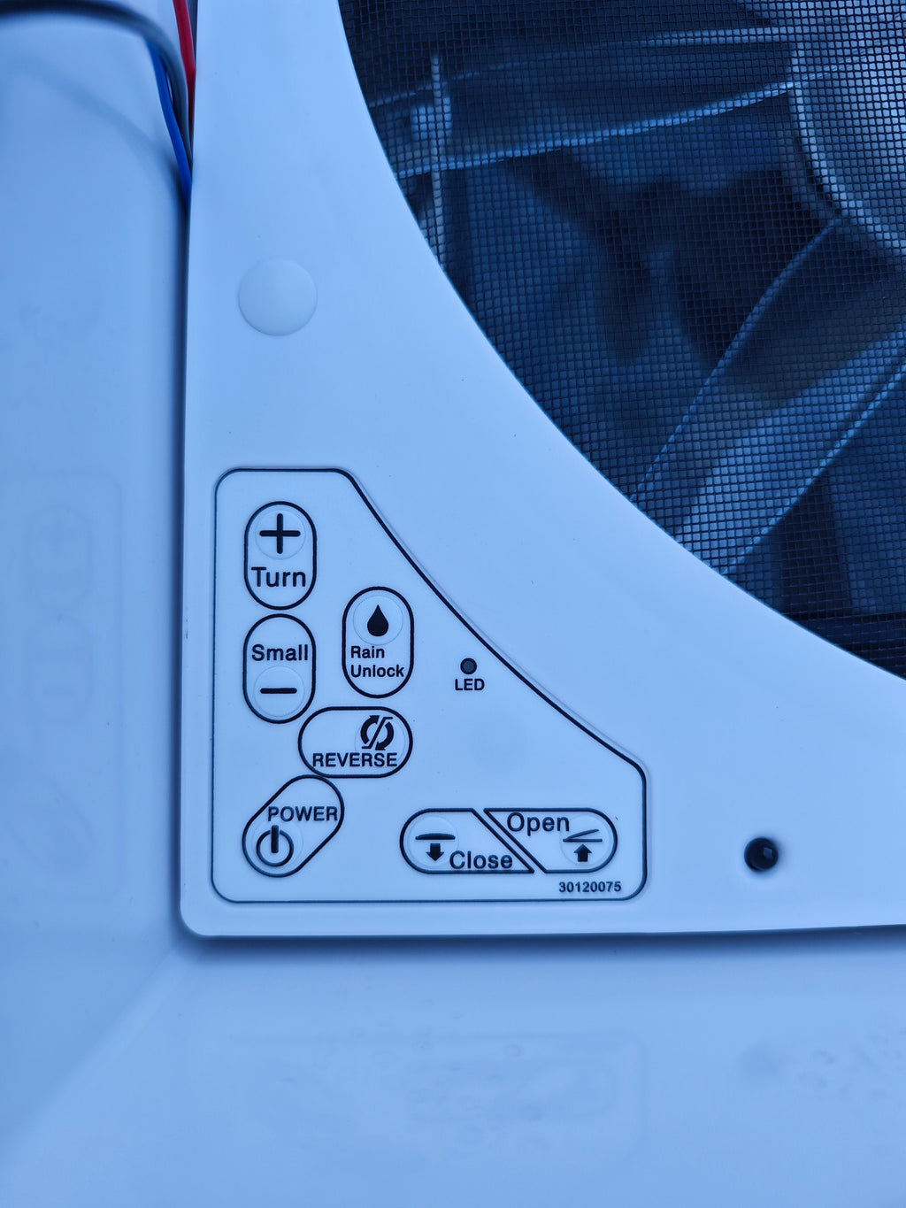 SWISS OUTDOOR S.O. Camper Dachlüfter 400x400 Vollelektrisch mit LED